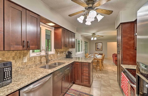 Lone Rock House | Norfork Getaway: Walk in White River Access!