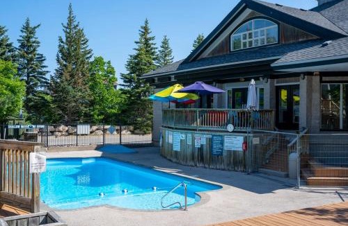 Craigleith Apartment | Northern Tranquility Ski-In-Out Pool Shuttle
