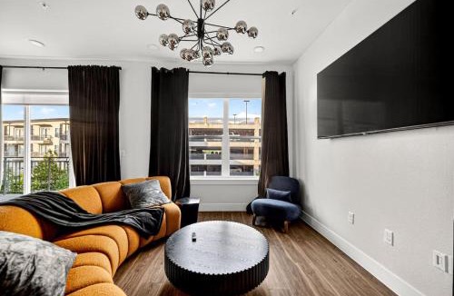 Dallas Apartment | Obsidian Opulence with Resort Pool, Laundry, Parking