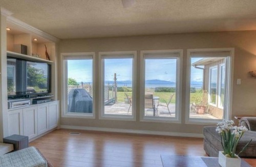 Regional District of Nanaimo House | Oceanfront Beach House Available for 30+ Day Rentals - Great Monthly Rates!