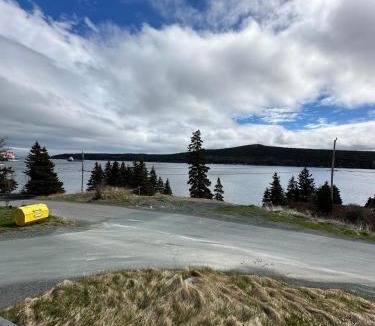 Bay Bulls House | Oceanfront Cottage Walk to Trail & Boat Tours