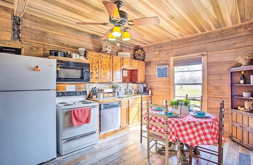 Kingston Cabin | Oklahoma Vacation Rental Near Lake Texoma