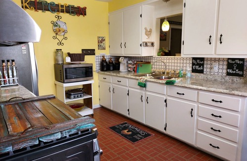 Elm Mott House | OLD DALLAS INN Charming 4-bedroom house, LARGE Dog friendly Backyard