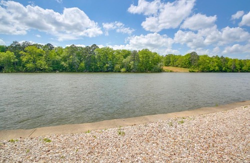 Mid America House | On-Site Boat Launch! Lakefront Hot Springs Cabin