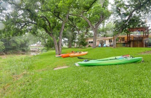 Dennis House | On-Site River Access: Fishing Retreat in Granbury!