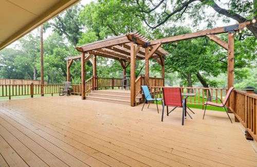 Dennis House | On-Site River Access: Fishing Retreat in Granbury!