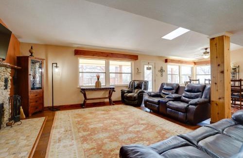 Dennis House | On-Site River Access: Fishing Retreat in Granbury!