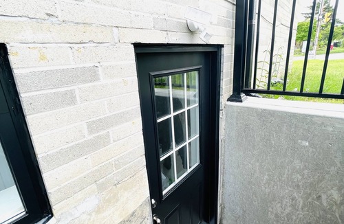 Bendale House | One bedroom basement suite (bus stop right outside)