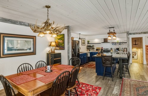 Huntsville Ski Chalet | Ontario’s HIDDEN GEM! Cozy chalet in sought after Hidden Valley Highlands.