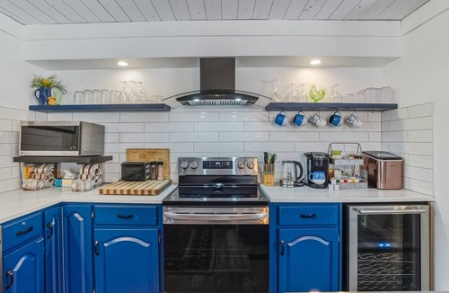 Huntsville Ski Chalet | Ontario’s HIDDEN GEM! Cozy chalet in sought after Hidden Valley Highlands.