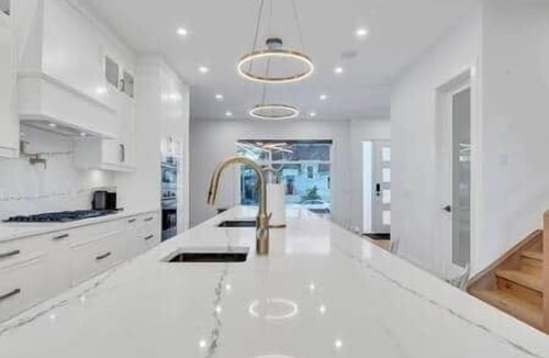 Killarney House | Opulence - Luxury | King Beds, A/C + Parking + EV Charger
