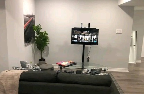 Oshawa Apartment | Oshawa Getaway!
