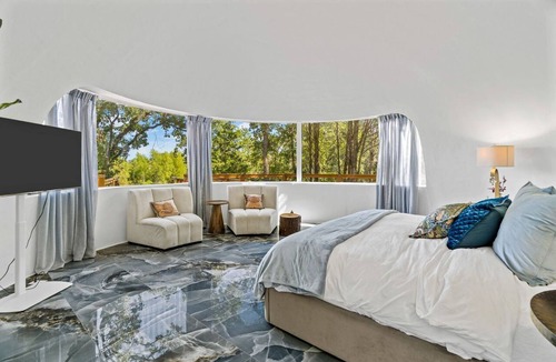 Paige Cabin | Outstanding Luxurious Dome with Mini Golf, Outdoor Bath, Sauna and Lake Views in Elgin, Texas