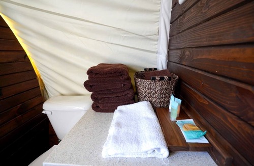 Satin House | Outstanding Secluded Riverfront Caravan in Chilton, Texas