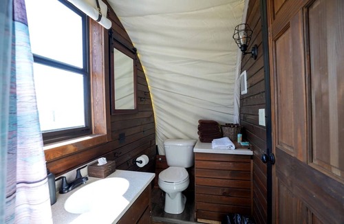 Satin House | Outstanding Secluded Riverfront Caravan in Chilton, Texas