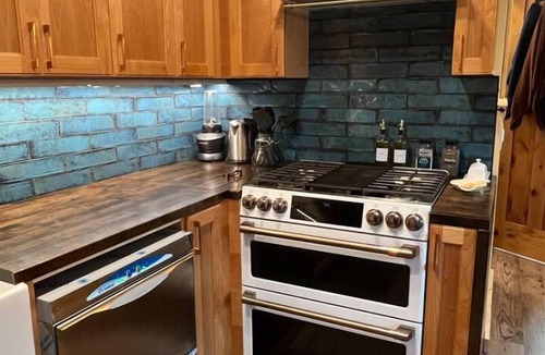 Seward Ski Chalet | Oz Lodge: Tiehacker Chalet.