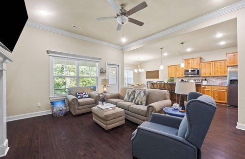 Holiday Island House | Ozark Mtn Hideaway- Deck, Fire Pit, Walk to Lake!
