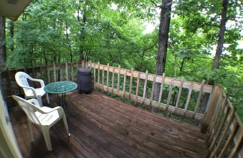 Eureka Springs Cabin | Ozark Spring Cabin 04 Firefly Glow, King, Spa Tub