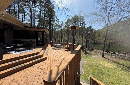 Hot Springs Village House | Ozzy's Oasis-100 FT LAKEFRONT-Private Dock, 3BR+Bunk Room/Sleeps 10. Fenced Yard