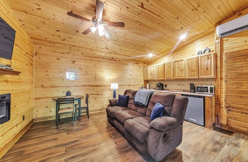 Jones Mills Cabin | Pam's Treehouse Cabin #2-Your wonderful treehouse getaway.right on a creek!