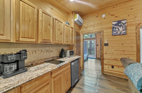 Jones Mills Cabin | Pam's Treehouse Cabin #2-Your wonderful treehouse getaway.right on a creek!