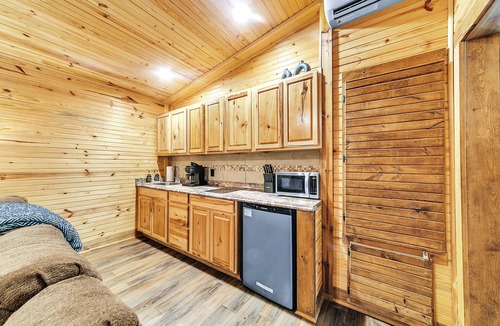 Jones Mills Cabin | Pam's Treehouse Cabin #2-Your wonderful treehouse getaway.right on a creek!