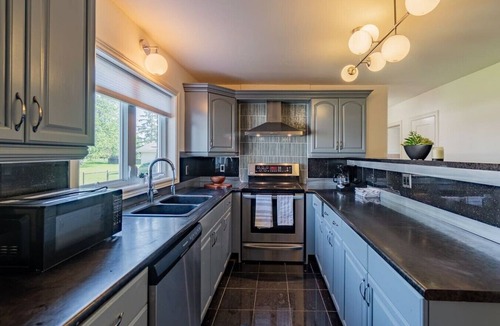 Niagara Falls Apartment | Parkway Boutique Suite C, 10 mins to Falls & Golf