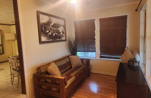 Granbury House | Peaceful 2-bedroom house, pet friendly in charming Granbury