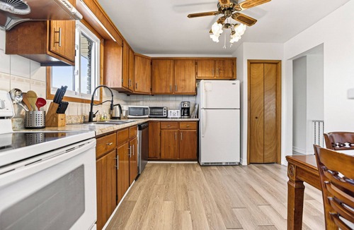Scugog Cottage | Peaceful 6BR Getaway Near Port Perry | Sleeps 13 | BBQ & Scenic Views