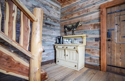 Hye Cabin | Peaceful cabin, fully updated, wine, stars, spa, perfect for relaxing