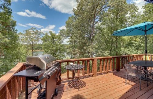 Greers Ferry House | Peaceful Greers Ferry Cabin w/Deck & Lake View!