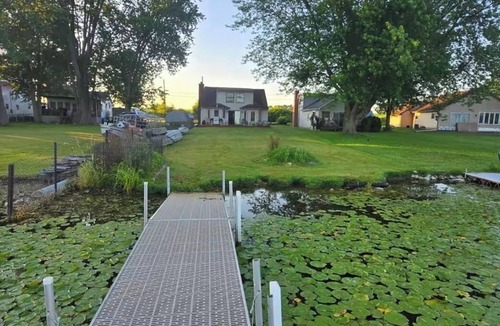 Linden House | Peaceful Lakefront 3BR Cottage