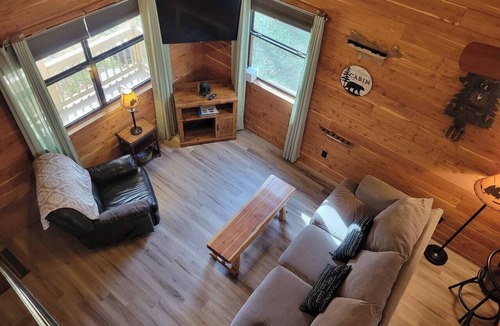 Mid America Cabin | Peaceful lakeside cedar cabin in charming Hot Springs