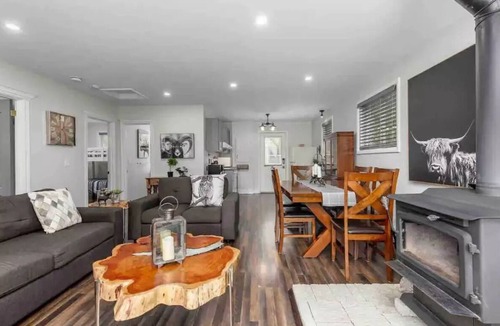 Wollaston House | Peaceful lakeside paradise on desirable Peter Lake