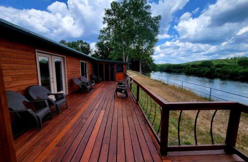 Calico Rock House | Peaceful Paradise: Cabin Getaway with Unmatched River Views in Arkansas