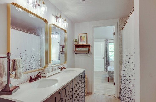 Conroe Cottage | Peaceful Retreat: Conroe Cottage w/ Decks, Views!