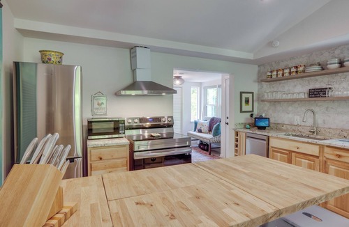 Conroe Cottage | Peaceful Retreat: Conroe Cottage w/ Decks, Views!