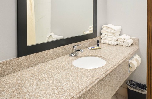 Van Buren Hotel | Peaceful Room Perfect for Relaxing Getaway | Non Smoking | Pool Access