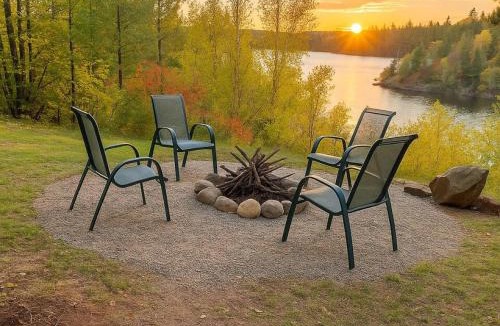 Rainy River District House | Peaceful Year Round Lakefront Getaway Nickel Lake