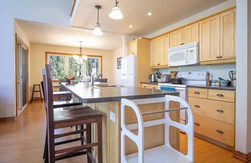 Havelock-Belmont-Methuen Cottage | Peninsula Point - Five Bedroom Cottage, Sleeps 12