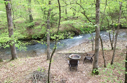 Jones Mills Cabin | Perfect Cozy Romantic Studio Cabin by the creek for two (grey cabin)