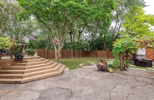 Clarkson-Lorne Park Apartment | Perfect Getaway for the Family: Spacious, Cozy 2-Bedroom Private Basement !