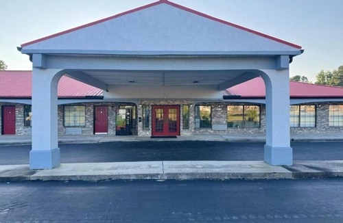 St. George Hotel | Perfect Pit Stop: Quiet Stay with Easy Dining Access for Road Travelers