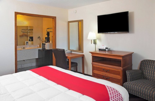Guymon Hotel | Perfect Room for Romantic Getaways – Near Dining & Local Attractions