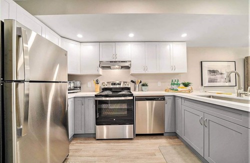 Ottawa Division House | Pet-Friendly 1BR With Office & Fenced Yard