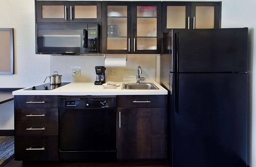 Wichita Resort | Pet-friendly Accommodation W/Fully-equipped Kitchen! FREE Parking Onsite!