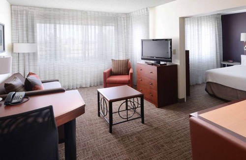 North Dallas Apartment | Pet-Friendly Accommodation! Private Full Kitchen, FREE Parking, Outdoor Pool!