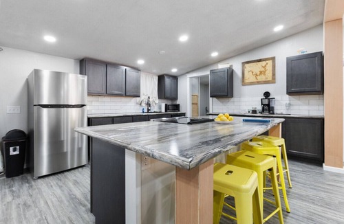 Kingston House | Pet-Friendly Cabin Sleeps 10 Fast Wi-Fi
