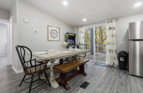 Kingston House | Pet-Friendly Cabin Sleeps 10 Fast Wi-Fi