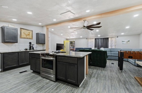 Kingston House | Pet-Friendly Cabin Sleeps 10 Fast Wi-Fi